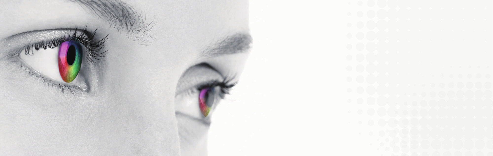 Gros plan sur un regard humain en noir et blanc avec iris multicolores symbolisant la perception, la technologie et la vision numérique